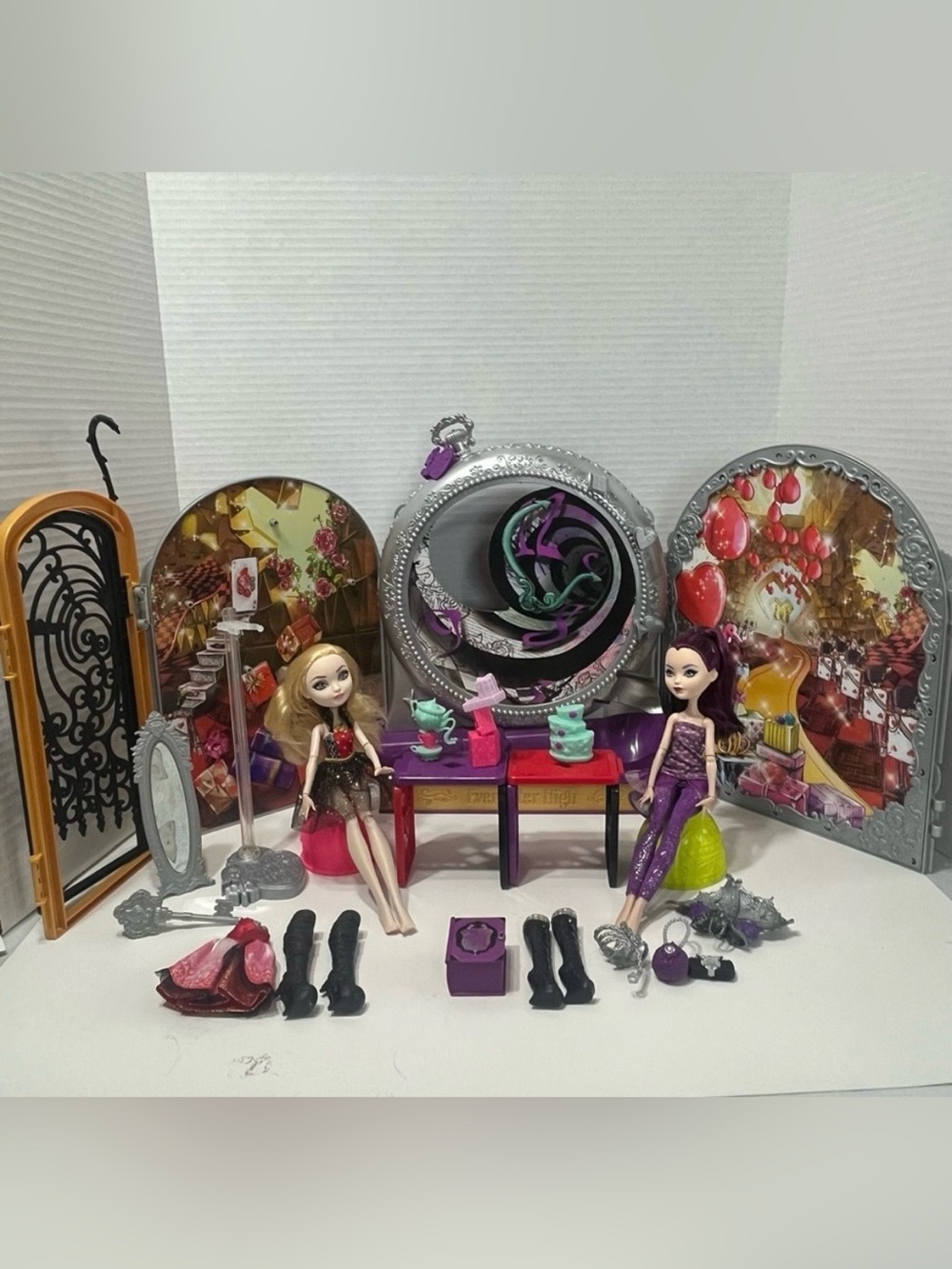 EVER AFTER HIGH doll Way Too Wonderland playset with Raven &  Apple White dolls